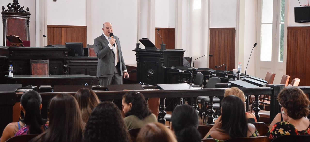 Endometriose é tema de palestra na Câmara Municipal - Dr. Luciano Furtado palestrando